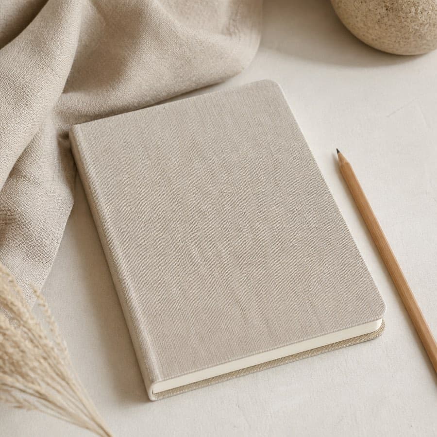 Cuaderno abierto con bocetos y un lápiz